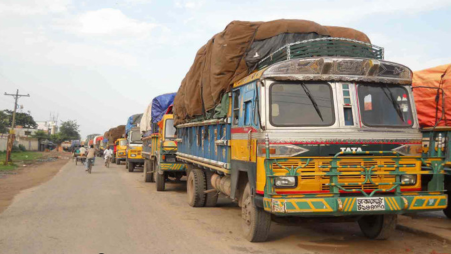 Bangladesh-India Trade via Benapole Port Drops 50% in FY2025-26 Amid New Trade Restrictions