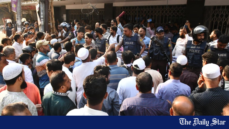 Dozens Injured As Islami Bank Clash Erupts Between Sacked Staff And Customer Forum