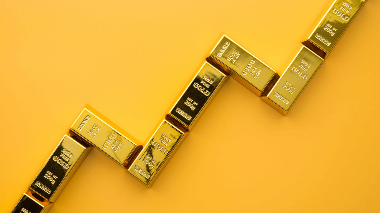 Gold rises 1.2 percent as softer dollar and easing oil prices lend support